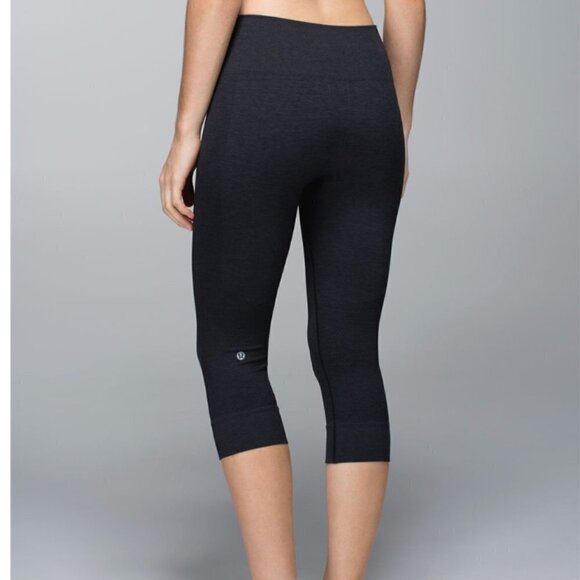 Lululemon Seamlessly Street Crop Black - Picture 2 of 16
